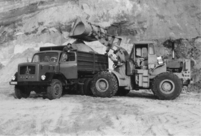 Saturn-Dreiachser mit Cat-Radlader. Foto: Archiv Thomas Masur, Schwanewede