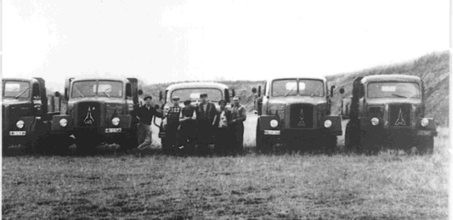 Mercur AK und A4500 beim Deichbau. Foto: Archiv Thomas Masur, Schwanewede