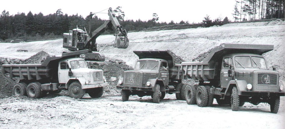 Saturn- und Uranus-Dreiachser mit DEMAG-Tieflöffelbagger. Foto: Archiv Michael Willig, Hanau
