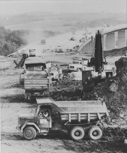 Autobahnbau mit Saturn-Dreiachser. Foto: Archiv Peter Meyer