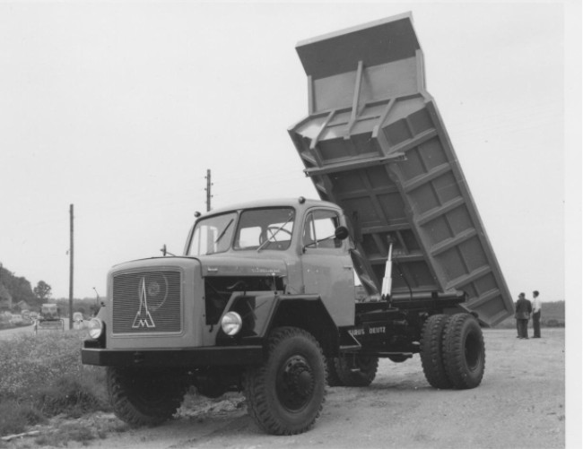 A6500-Zweiachser mit 3-Seiten-Kippmulde. Foto: Meiller, Archiv Peter Meyer