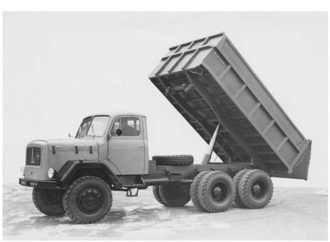 Saturn-Dreiachser mit Hinterkipper. Foto: Meiller, Archiv Peter Meyer