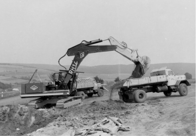 8-Zylinder-Allradkipper mit O&K Tieflöffelbagger RH 14. Foto: Archiv Peter Meyer